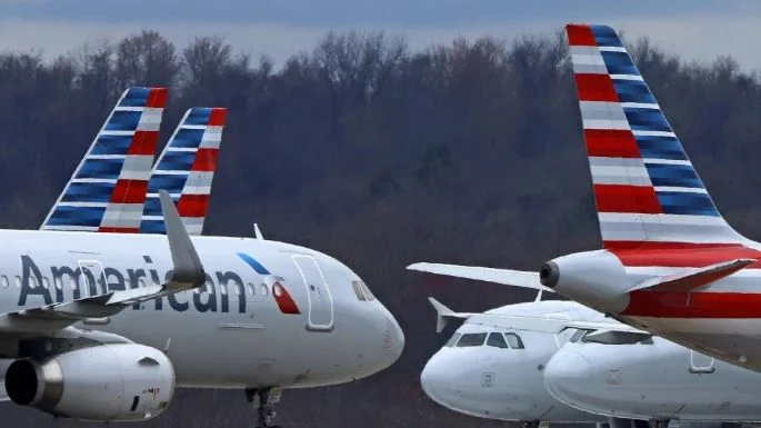 Recibe American Airlines fuerte multa por retrasos en tierra