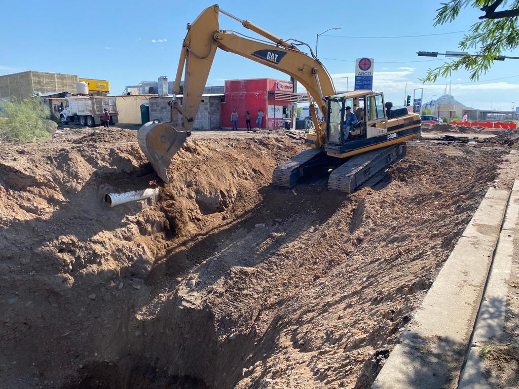 Continúa reparación de importante colector en Paseo del Río y Olivares