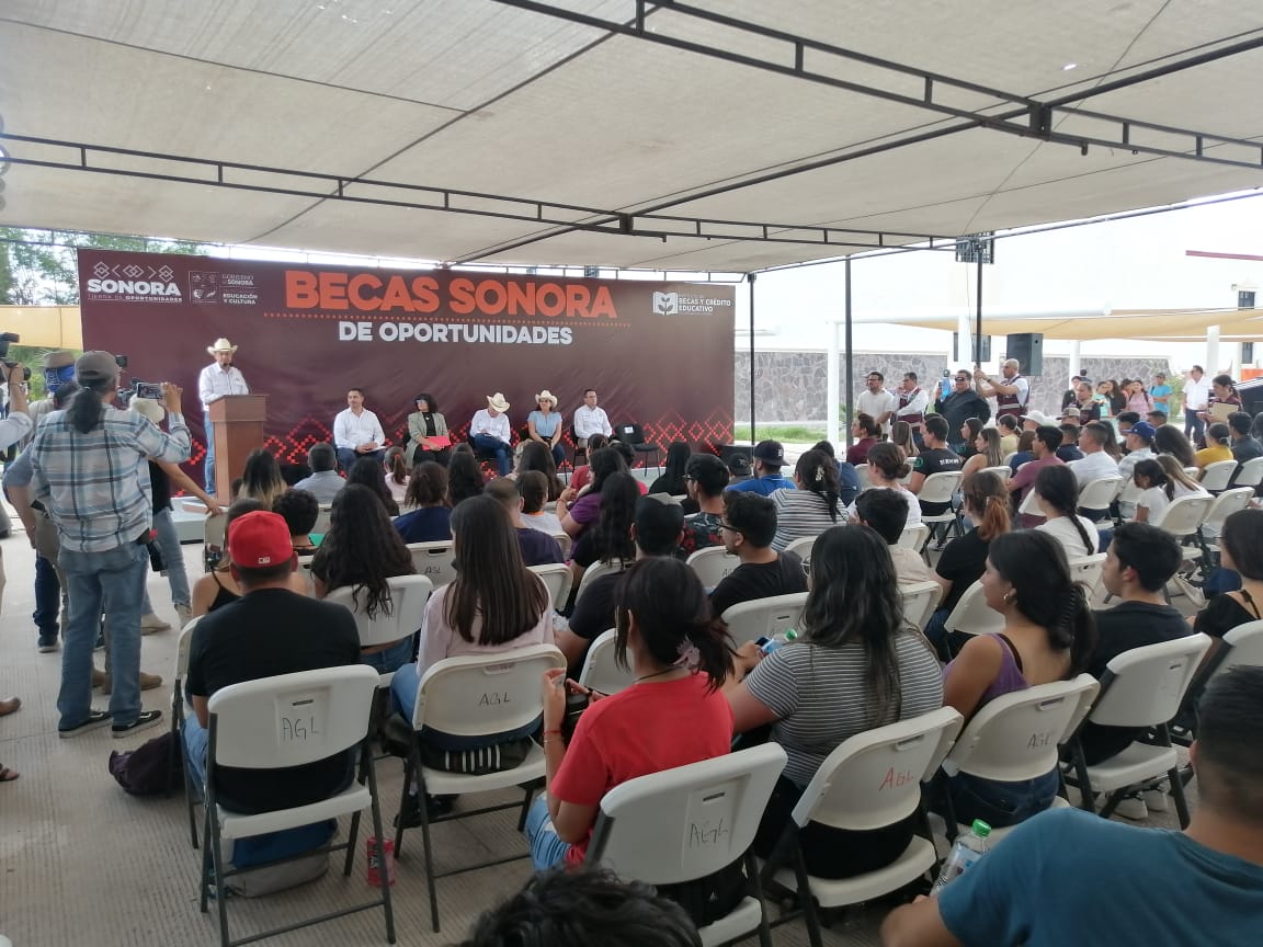 Entrega becas Gobernador Durazo a estudiantes en Moctezuma