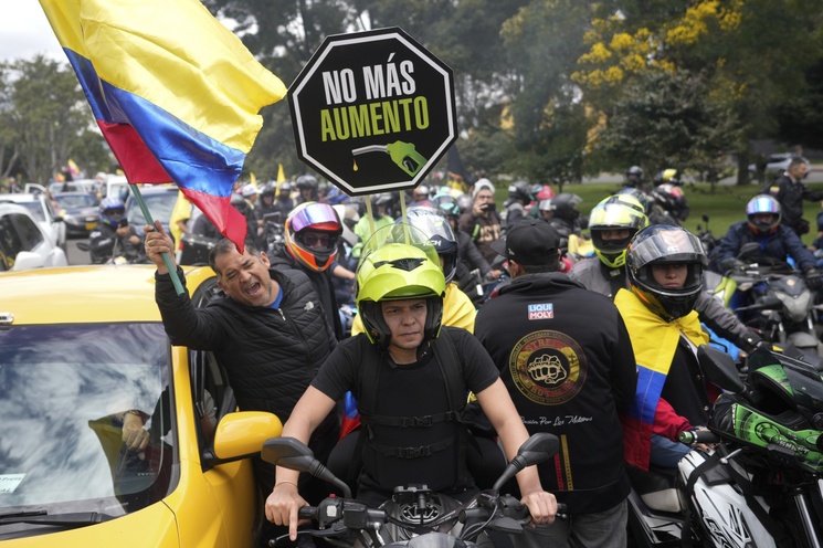 Marchan contra alza del precio de gasolina en Colombia