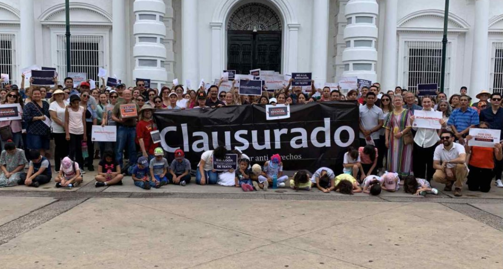 Entregan asociaciones 50 mil firmas a autoridades de Sonora para detener distribución de nuevos libros, realizan clausura simbólica de Palacio de Gobierno