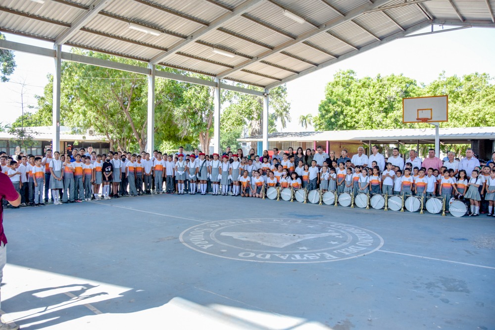 Entrega alcalde Elías equipamiento a Banda de Guerra