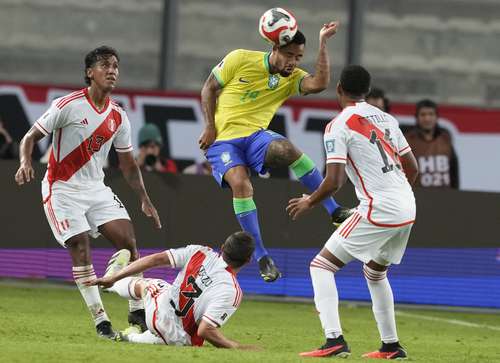 Vence Brasil a Perú por diferencia mínima en futbol