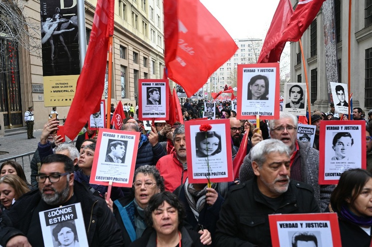 Marchan en Chile en memoria de las víctimas de la dictadura