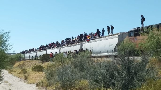 Para Ferromex trenes de carga por presencia de migrantes en vías