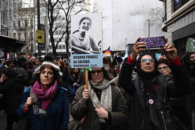 Protestan miles de argentinos por homenaje a “genocidas”