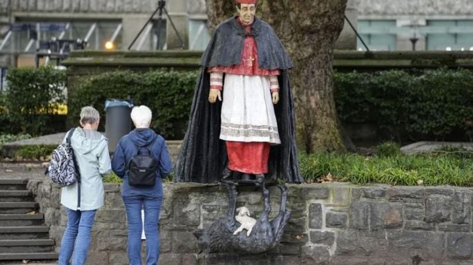 Retiran estatua de cardenal acusado de abusos sexuales