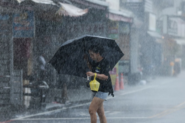 Azota tifón “Haikui” a Taiwán; miles de personas evacuadas