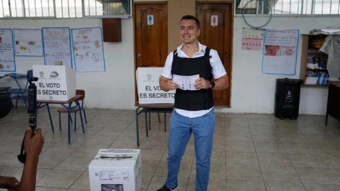 Gana empresario elecciones presidenciales en Ecuador