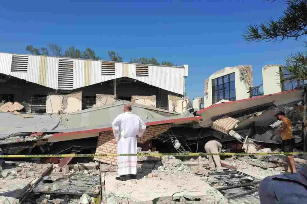 SUMA DIEZ FELIGRESES MUERTOS POR DESPLOME DE TECHO DE TEMPLO