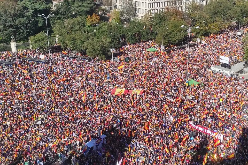 Se manifiestan en España contra nuevo gobierno de izquierda