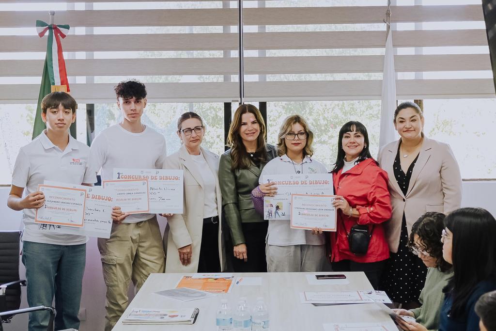 Premian a jóvenes ganadores de concurso en Hermosillo
