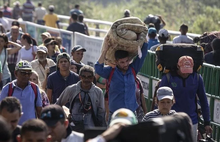 Encarcela Texas a migrantes por “invadir propiedad privada”