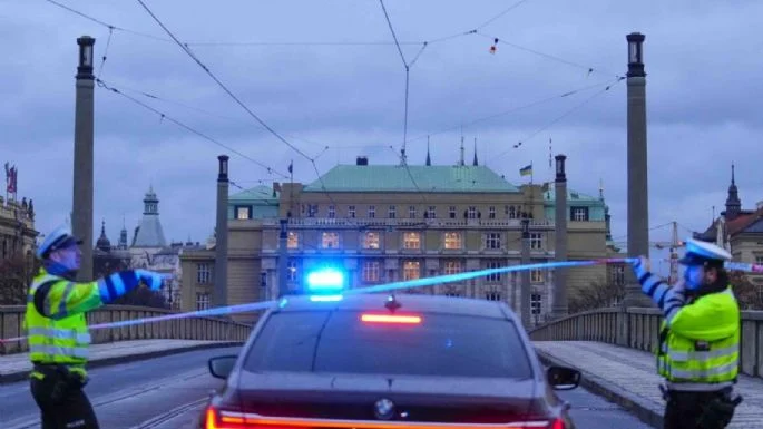 Deja quince muertos tiroteo en Universidad de Praga