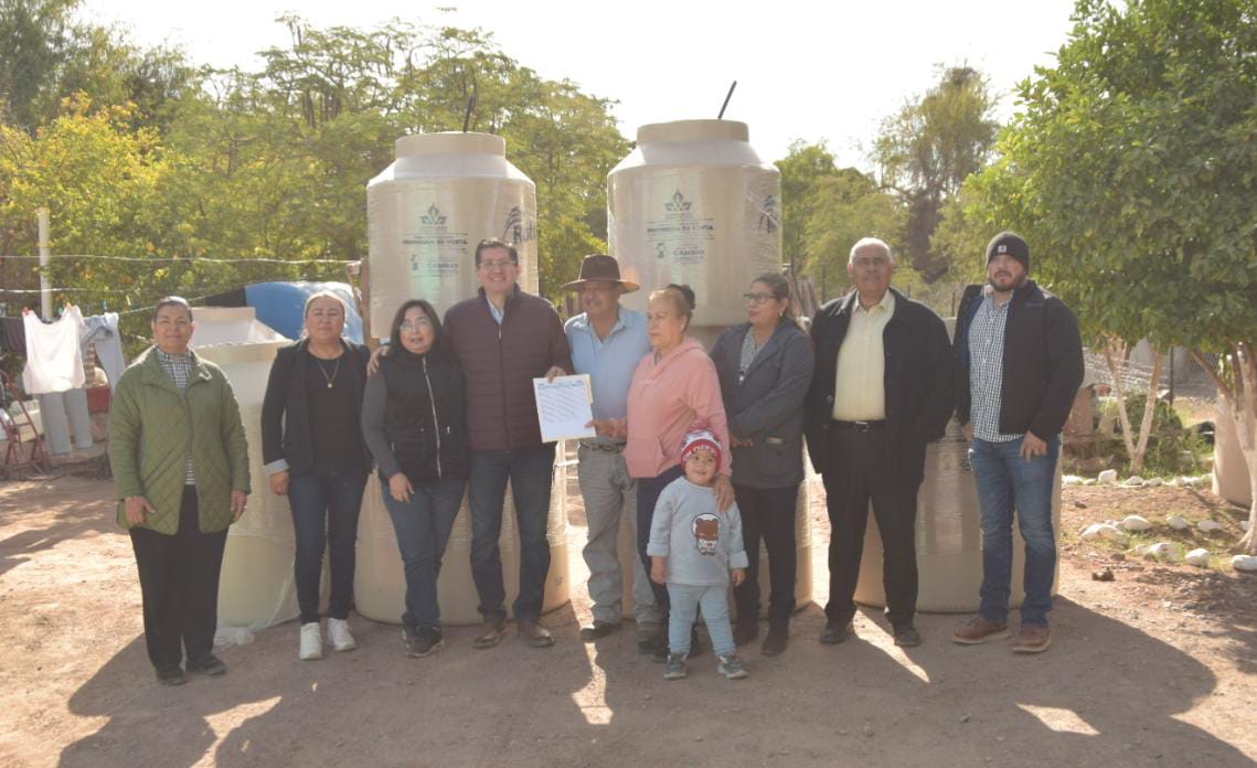 Entrega tinacos alcalde Elías para familias navojoenses