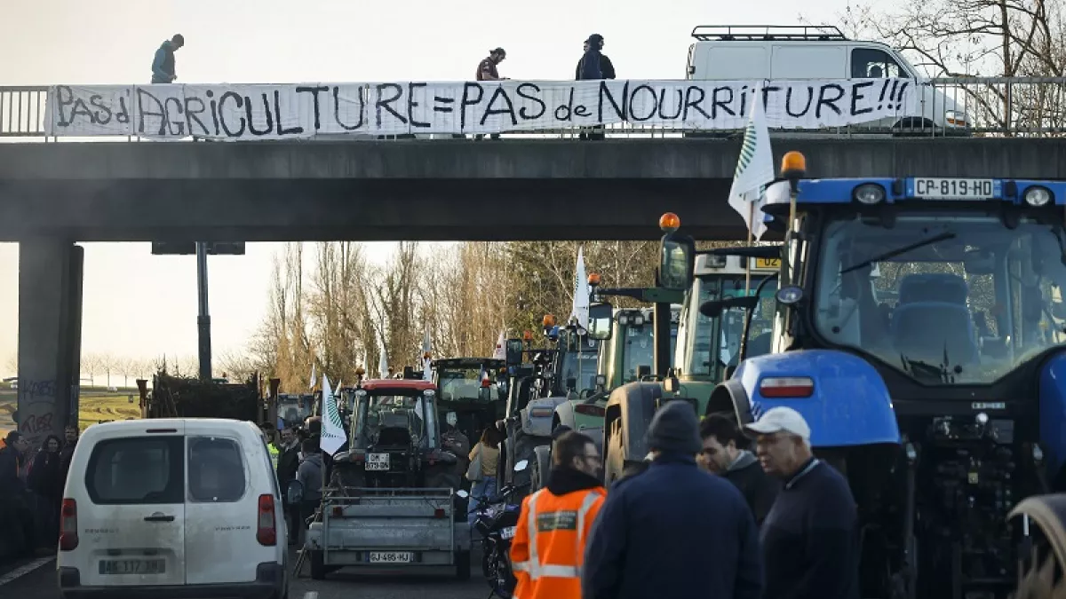 Agricultores franceses inician el cerco de París
