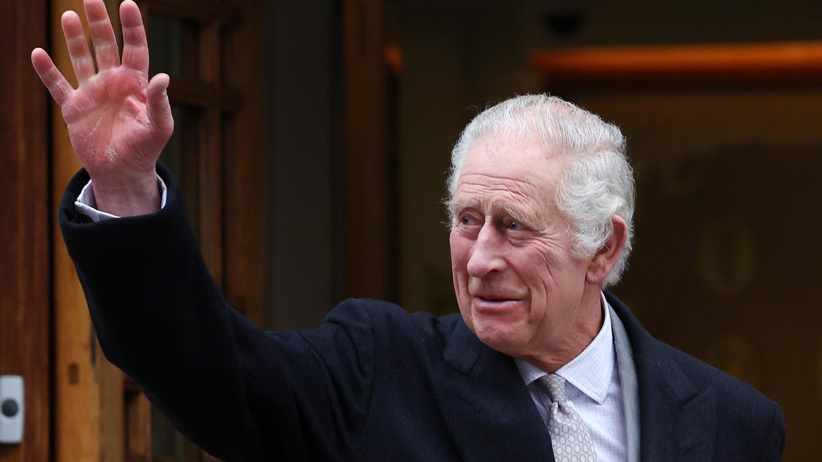 Rey Carlos de Inglaterra pospondrá funciones por cáncer