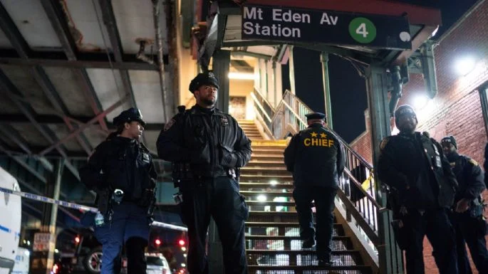 Resulta un muerto y cinco heridos en tiroteo en metro de NY