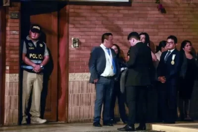 Irrumpe policía en casa de Boluarte, la presidenta de Perú Irrumpe policía en casa de Boluarte, la presidenta de Perú
