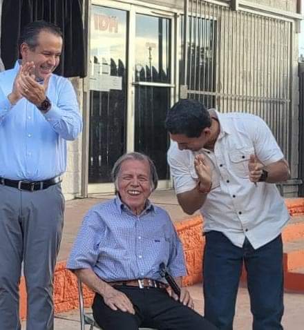 Reconocen trayectoria de Pancho Navarro como líder social