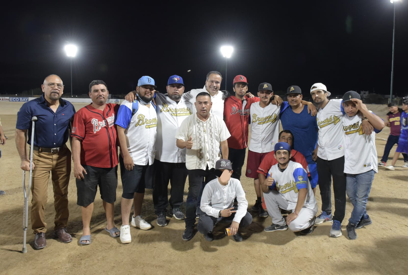 Entrega Toño Astiazarán alumbrado de campo de beisbol en Bahía de Kino