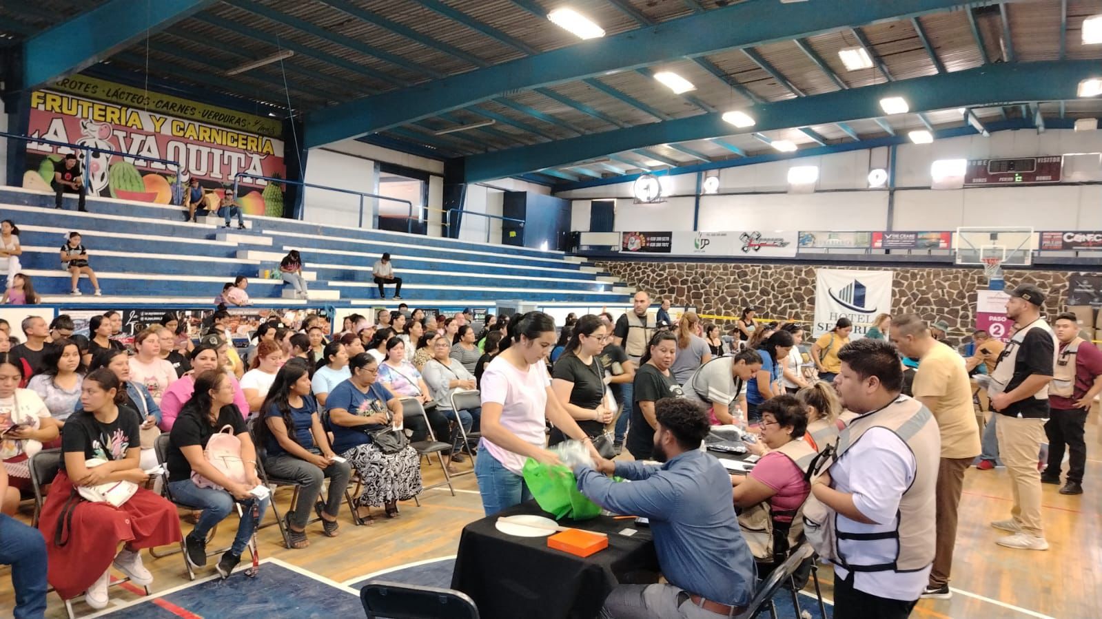 CUMPLE SEC CON LA ENTREGA “A TIEMPO” DE UNIFORMES ESCOLARES GRATUITOS