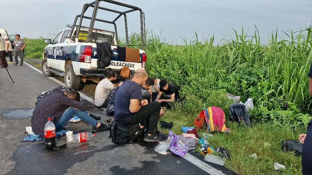 Vuelca camión con migrantes chinos y árabes