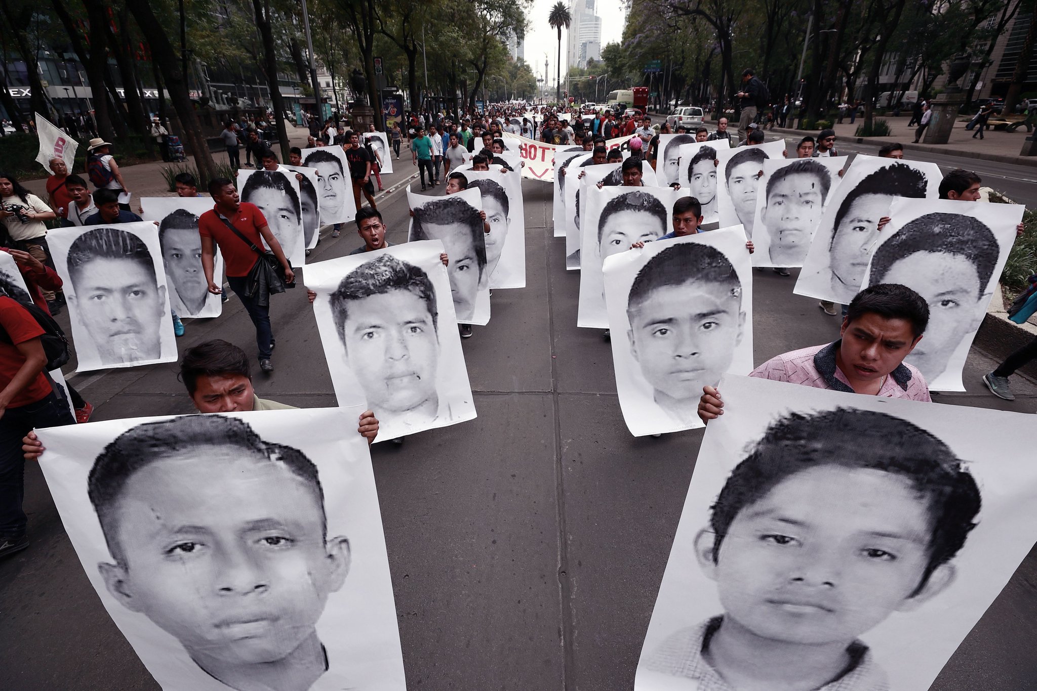 ACUSA EXPOLICÍA A PEÑA NIETO COMO RESPONSABLE DE CONSTRUIR LA “VERDAD HISTÓRICA” EN CASO AYOTZINAPA