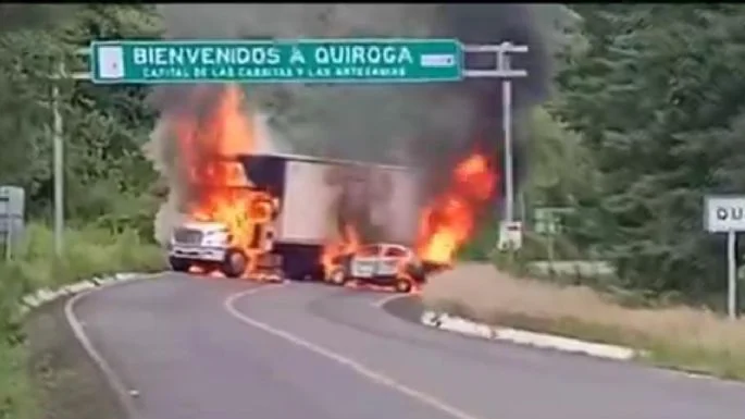 SE DESATAN LOS DEMONIOS EN MICHOACÁN: BLOQUEOS CARRETEROS, QUEMA DE VEHÍCULOS Y BALACERAS