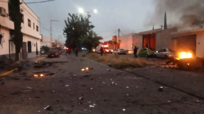 ESTALLA COCHEBOMBA EN GUANAJUATO; ADEMÁS, INCENDIAN LOCALES COMERCIALES Y VEHÍCULOS