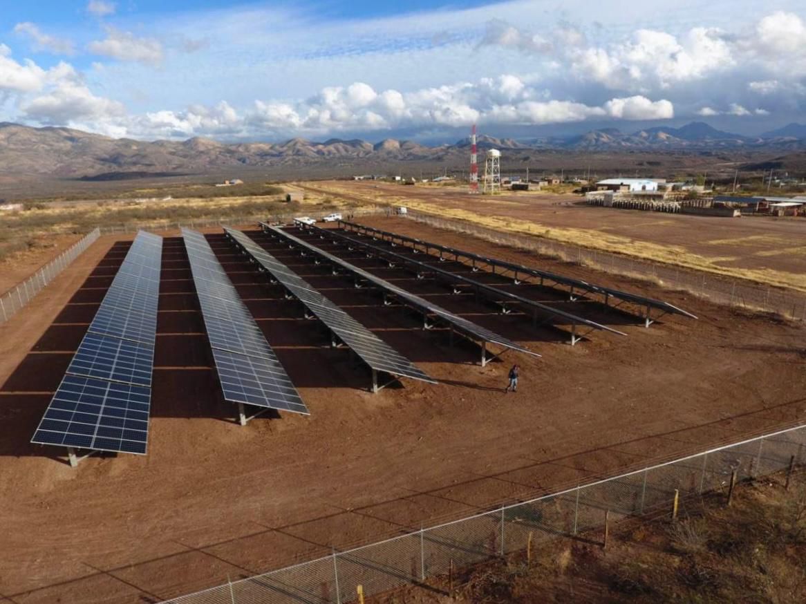 Avanza instalación de paneles solares en área rural de Sonora