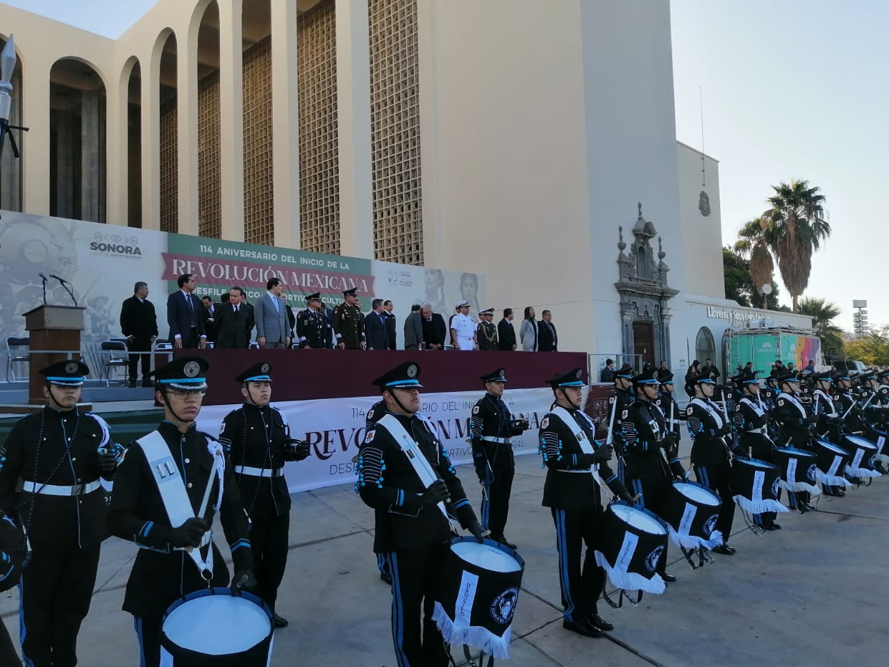 Disfrutan hermosillenses tradicional Desfile del 20 de Noviembre