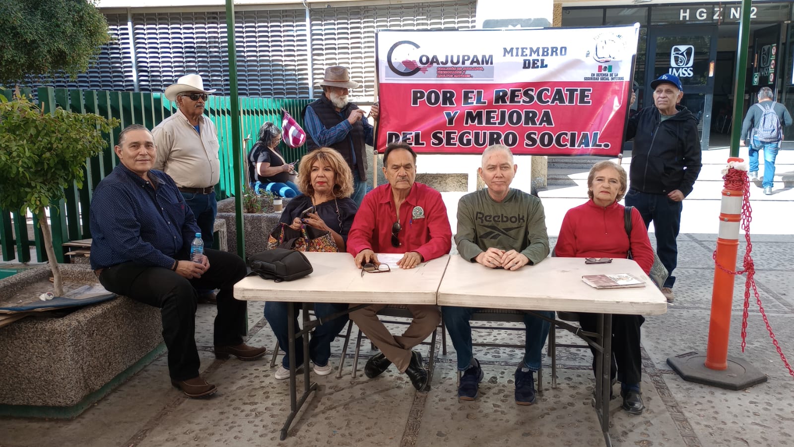 Piden jubilados del IMSS abasto oportuno de medicamentos