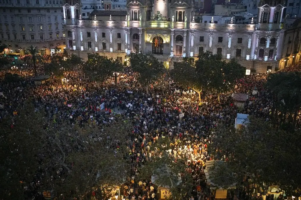 Piden renuncia del derechista Carlos Mazón en Valencia