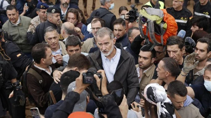 Lanzan lodo al Rey Felipe VI afectados por inundaciones