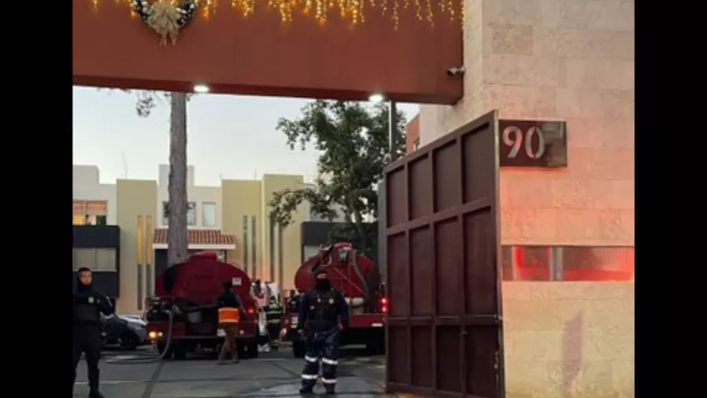 SE INCENDIAN CASAS EN FRACCIONAMIENTO DONDE VIVIÓ LÓPEZ OBRADOR; MUEREN TRES PERSONAS