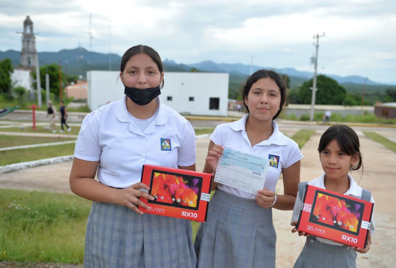 Entregan en Sonora 50 mil tabletas electrónicas a alumnos y maestros