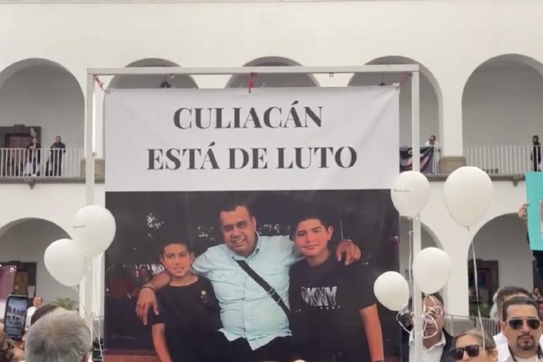 AL GRITO DE “FUERA ROCHA”, SINALOENSES MARCHAN TRAS ASESINATO DE PADRE E HIJOS