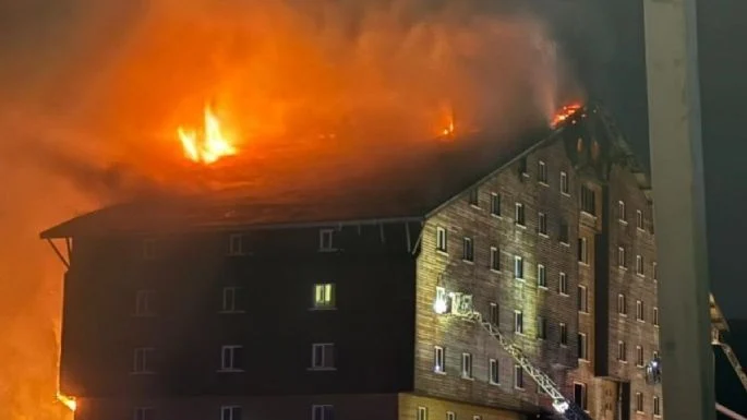 Arde estación de esquí; van 66 muertos