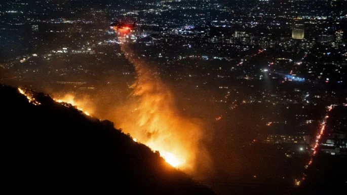 Arrasa incendios con casas de famosos en Los Ángeles