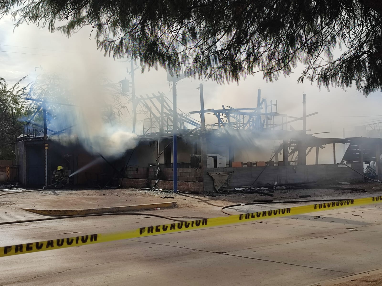 Se incendia palapa de mariscos; afortunadamente sin lesionados