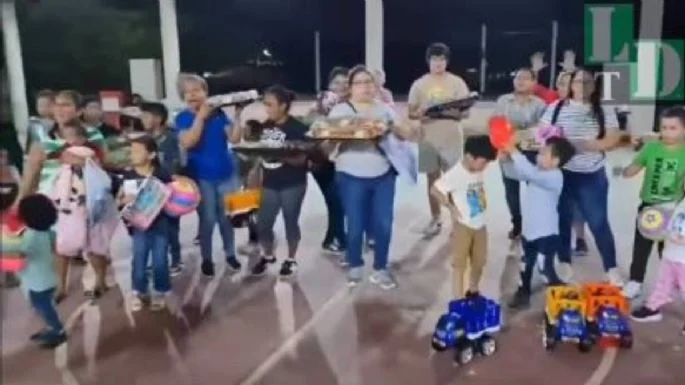 Regala cártel juguetes y roscas a niños en Tabasco