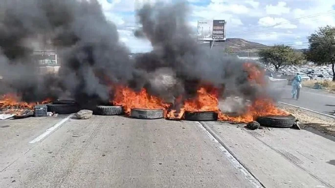 Realizan vecinos bloqueos viales en protesta por inseguridad