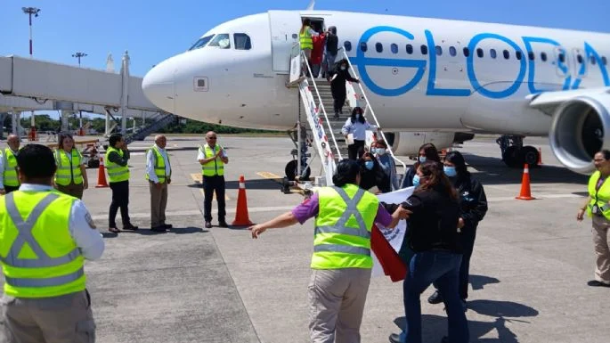 Aterriza en Chiapas avión con migrantes deportados de EU