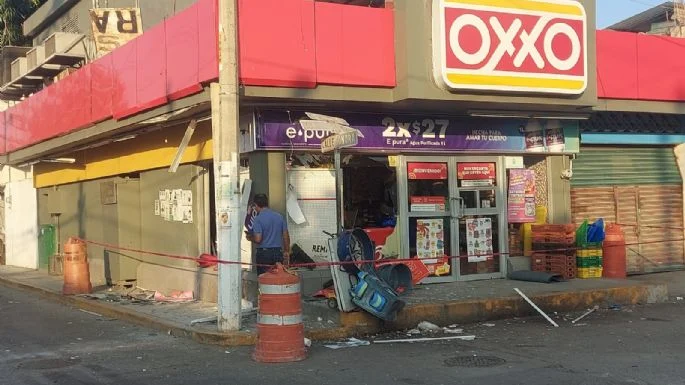 Explota granada en Oxxo frente a instalaciones policiacas