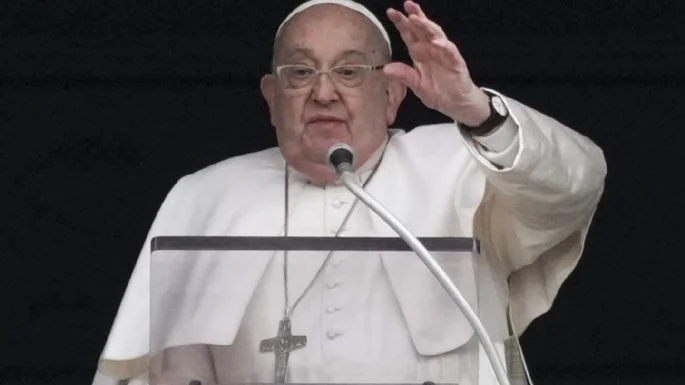 DESARROLLA PAPA FRANCISCO NEUMONÍA EN AMBOS PULMONES; SE COMPLICA SU RECUPERACIÓN