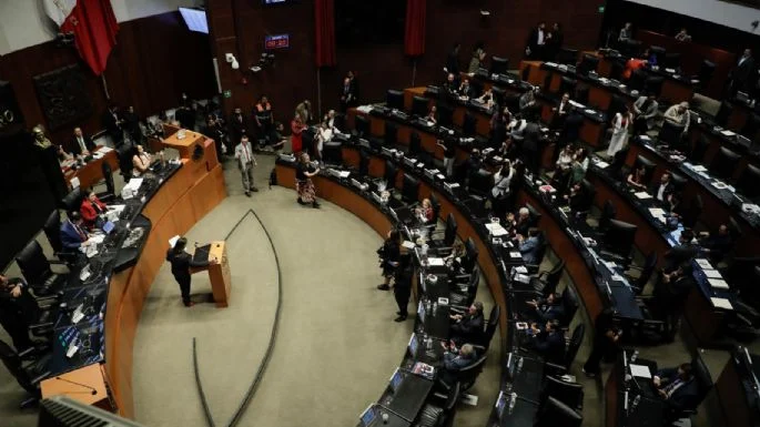 APRUEBAN SENADORES QUE FUNCIONARIOS DE CFE, PEMEX Y SAT PORTEN ARMAS PARA SU SEGURIDAD