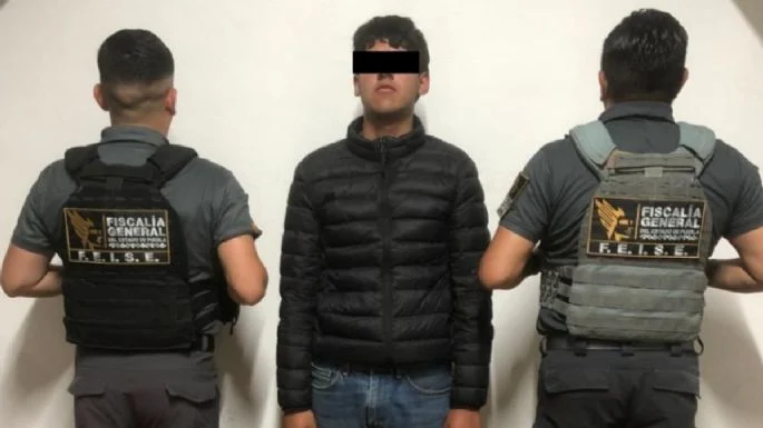 Catean casa de alcalde poblano; encuentran arma, cartuchos y droga