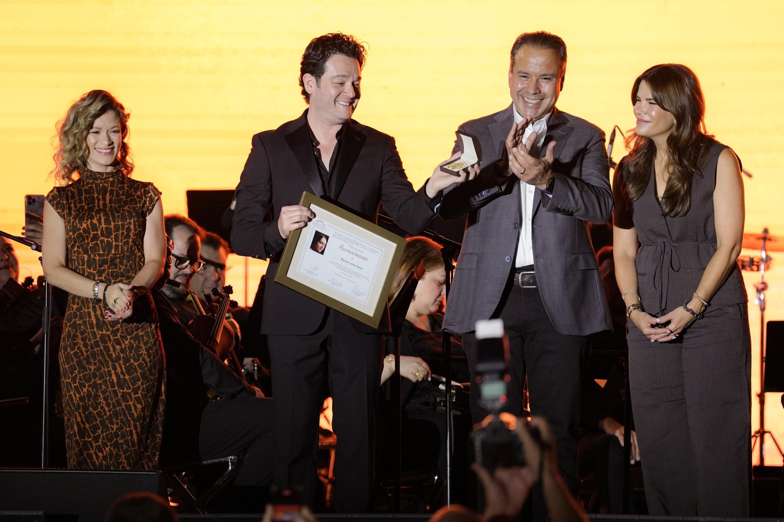 RECIBE EL TENOR INTERNACIONAL SONORENSE ARTURO CHACÓN LA MEDALLA “EMILIANA DE ZUBELDÍA”