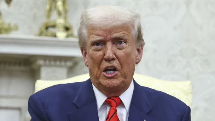 Asesta Trump “golpe” a la radio y TV pública de EU